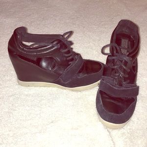 Heeled tennis shoes
